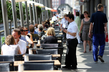 Hamburg  Deutschland  Gaeste sitzen draussen in einem Restaurant