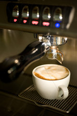 Berlin  Deutschland  Zubereitung von Cappuccino in der Berliner Kaffeeroesterei