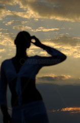Junge Frau posiert vor dem Sonnenuntergang  Bahamas