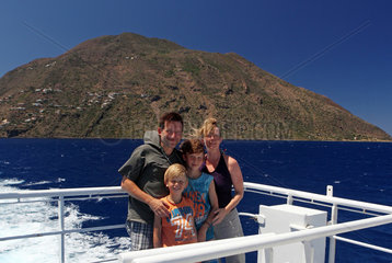 Alicudi  Italien  Familie auf einem Boot vor der Insel