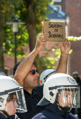 Saarbruecken  Deutschland  Lars Seidensticker  pro Deutschland  hinter Polizei bei einer Demonstration
