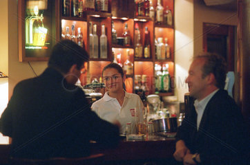Szene in einem Cafe in Warschau