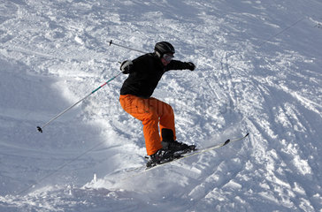 Krippenbrunn  Oesterreich  ein Mann faehrt Ski