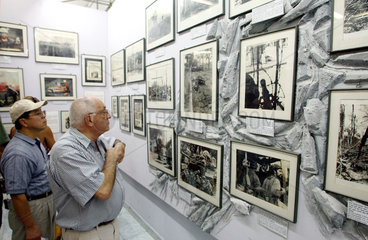 Vietnam  Besucher im Museum fuer Kriegsgeschichte in Saigon