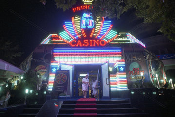 Eingang zum -Princess Casino Slot Palace- in Bukarest bei Nacht