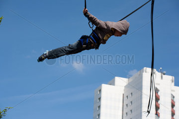Berlin  Deutschland  Junge schwebt in der Luft beim Trampolinspringen