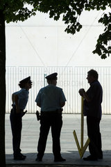 Berlin  Deutschland  Silhouetten zweier Polizisten