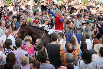 Iffezheim  Deutschland  Jockey Filip Minarik jubelt auf Ivanhowe nach dem Gewinn des Longines - Grosser Preis von Baden