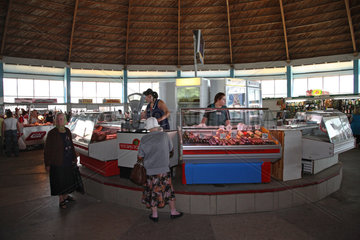 Brest  Weissrussland  ein Fleischstand in der Brester Markthalle