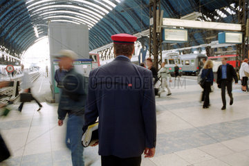 Bahnbeamter im Frankfurter Hauptbahnhof