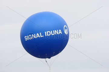Dresden  Deutschland  Luftballon der Signal Iduna Versicherung