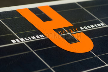 Berlin  Deutschland  Logo der Berliner Energieagentur auf einem Solarpanel