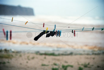 Socken eines Fischers auf der Waescheleine an einem Strand  Mangalia  Rumaenien