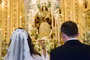 Sevilla  Spanien  Brautpaar vor dem Altar
