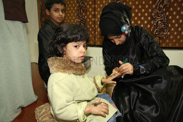 ITB Berlin 2007: Arabische Frau bemalt Hand mit Henna