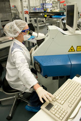 Pirna  Deutschland  eine Produktionsarbeiterin in der Litronik Batterietechnologie GmbH