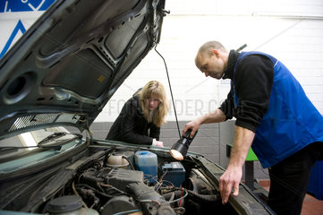 Berlin  Deutschland  TUEV-Mitarbeiter ueberprueft ein Auto