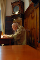 Italien  alter Mann in einem Restaurant