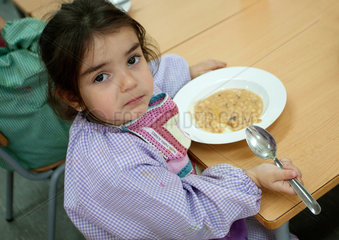 Barcelona  Spanien  Kind beim Mittagessen in einer Grundschule