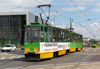 Posen  Polen  Strassenszene mit Strassenbahn