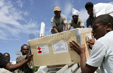 Carrefour  Haiti  lokale Mitarbeiter beim Entladen von Holzkisten