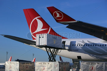 Istanbul  Tuerkei  Maschine der Fluggesellschaft Turkish Airlines wird von einem Catering-Wagen beladen