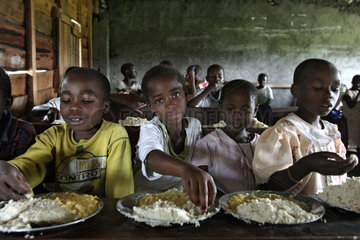 Goma  Demokratische Republik Kongo  Schulspeisung im IDP-CCLK Camp
