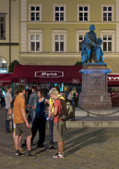 Breslau  Polen  Jugendliche am Denkmal fuer Aleksander Fredro auf dem Markt