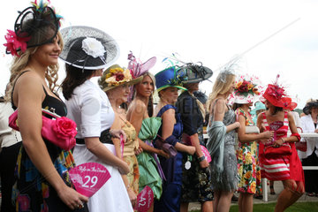 Epsom  Grossbritannien  elegant gekleidete Frauen beim Pferderennen