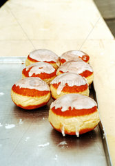 Berliner Pfannkuchen mit Glasur auf einem Backblech