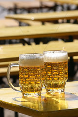 Berlin  zwei Bierglaeser im Biergarten