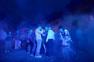 Sangerhausen  Deutschland  Jugendliche feiern abends auf einem Fest auf dem Marktplatz