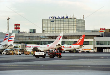 Flugzeuge auf dem Flughafen in Prag  Tschechien