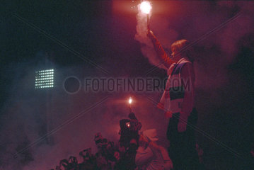 Ein Maedchen mit Leuchtfeuer im Stadion  Poznan  Polen