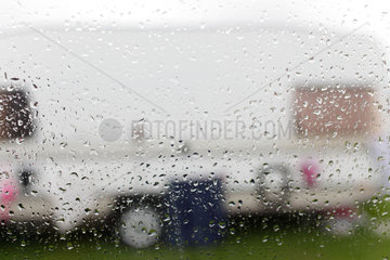 Falkenberg  Schweden  Blick durch eine mit Regentropfen volle Fensterscheibe