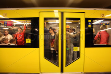 Berlin  Deutschland  Menschen draengeln sich in einer ueberfuellten U-Bahn