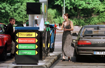 Tankstelle Elf Oil  Frau beim Tanken