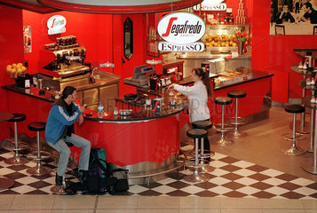 Leipzig  Hauptbahnhof  ein Reisender im Cafe