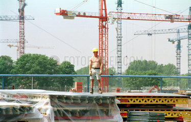 Bauarbeiter  Reichstagsbaustelle  Kraene