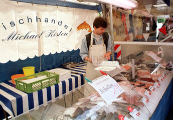 Fischhaendler  Wochenmarkt  Winterfeldtplatz