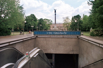 Eingang U-Bahnhof Hallesches Tor am Mehringplatz