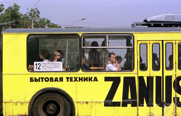 Moskau  Fahrgaeste in einem Bus