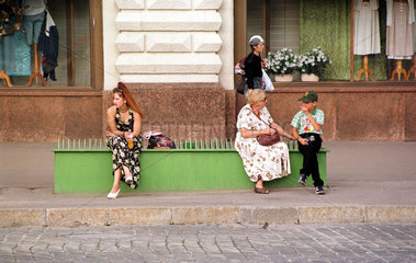 Moskau  Menschen auf einer Bank