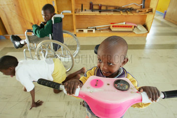 Kenia  koerper und geistig behinderte Kinder in einem Orthopaedie-Uebungsraum