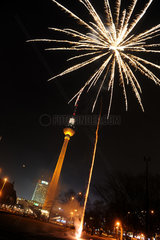 Berlin  Deutschland  Feuerwerk in der Silvesternacht am Alexanderplatz in Berlin