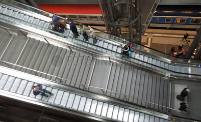 Berlin  Deutschland  Menschen benutzen Treppe und Rolltreppe