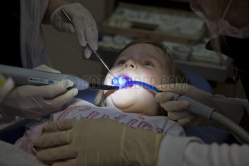 Maedchen beim Zahnarzt