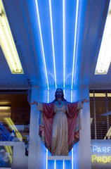 Jesus-Statue im franzoesischen Wallfahrtsort Lourdes  Frankreich