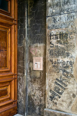 Berlin  Deutschland  alte Aufschriften an einem Wohnhaus