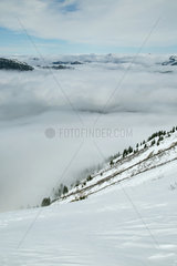 Oberstdorf  Deutschland  Nebel haengt in den Bergen